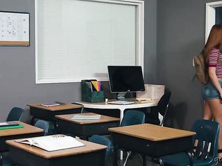 Девушка увидела как учительница мастурбирует перед уроком
