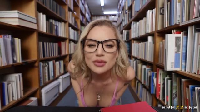 Порно видео - В библиотеке студент оттрахал членом грудастую блондинку